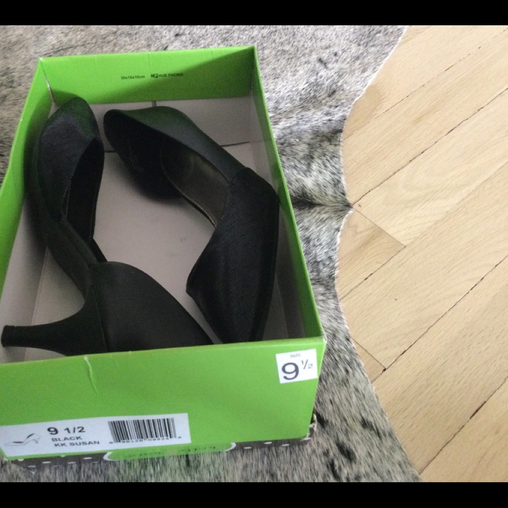 Cute Black Kelly and Katie Pump - Picture 5 of 8